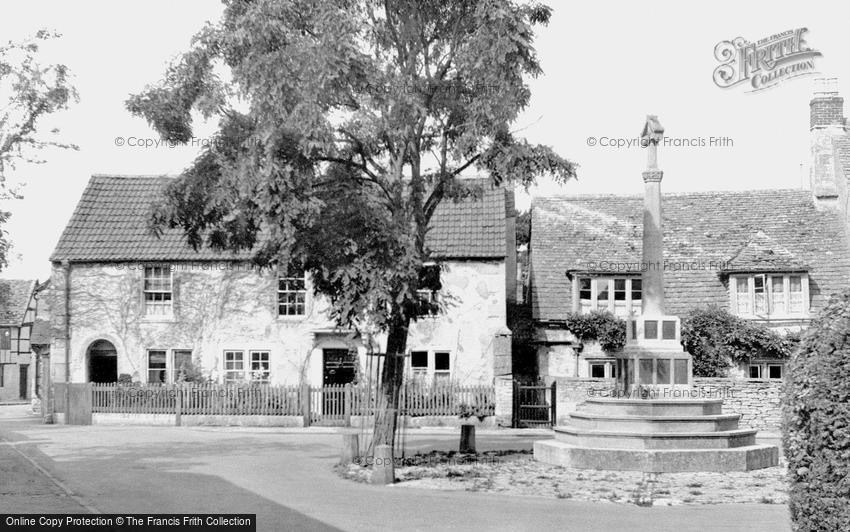 Melksham, Canon Square and War Memorial c1955