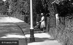 Dalby Road, Woman And Child 1932, Melton Mowbray