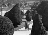 Women In Egerton Lodge Gardens 1932, Melton Mowbray