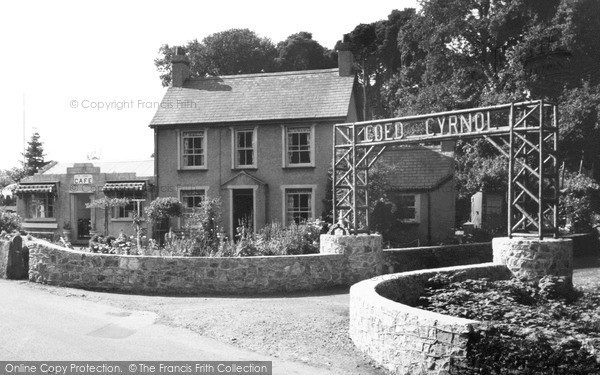 Photo of Menai Bridge, Jones' Tea Garden c.1955