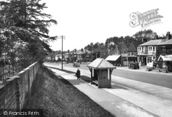 Epsom Road 1936, Merrow
