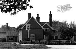 Huntsman & Hounds Inn c.1955, Metfield