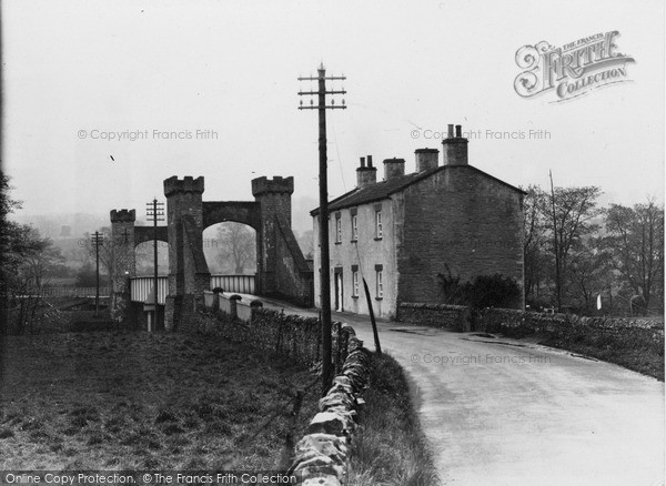 Photo of Middleham, Bridge Approach c.1932