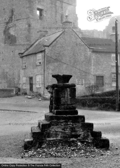 Photo of Middleham, Swine Cross c.1932