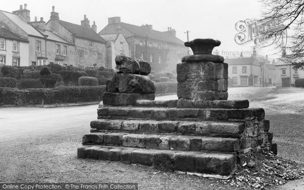 Photo of Middleham, The Old Cross c.1932