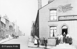 Ring O'bells Inn, St Leonard's Square c.1900, Middleton