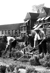 Gardening At King Edward's Sanatorium 1907, Midhurst