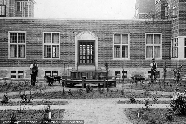 Photo of Midhurst, King Edward's Sanatorium, Gardeners 1906