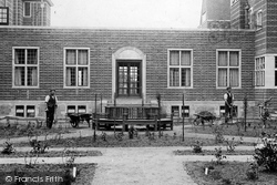 King Edward's Sanatorium, Gardeners 1906, Midhurst
