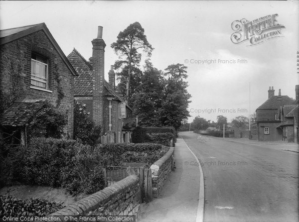 Photo of Milford, Portsmouth Road and the White Lion 1924