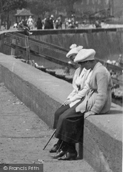 Women Sitting 1919, Minehead