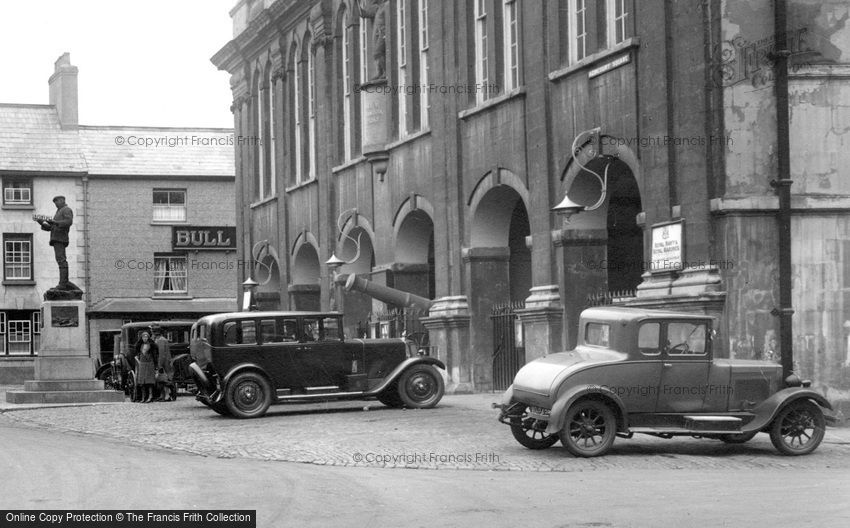Monmouth, Cars outside Shire Hall 1931