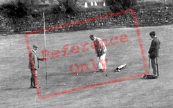 Men Playing Golf 1911, Mullion