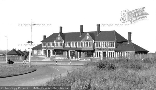 Photo of New Addington, Addington Hotel c1965