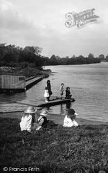 Children At Farndon Ferry 1923, Newark-on-Trent