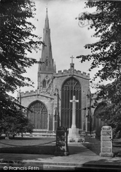 Church Of St Mary Magdalene And War Memorial 1923, Newark-on-Trent