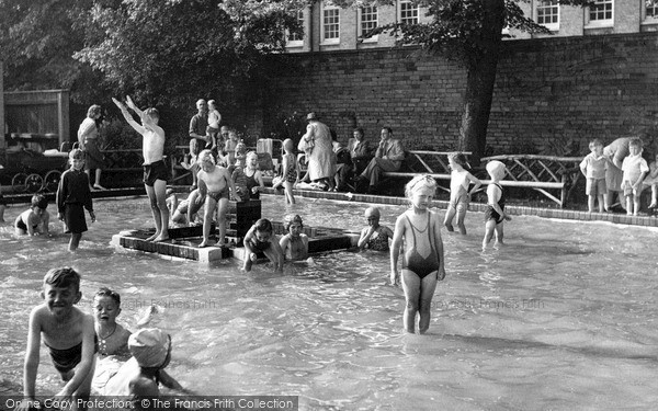 Photo of Newark On Trent, Kiddies Paddling Pool c.1955