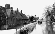 Newbury, the Weavers' Cottages and the Canal c1955