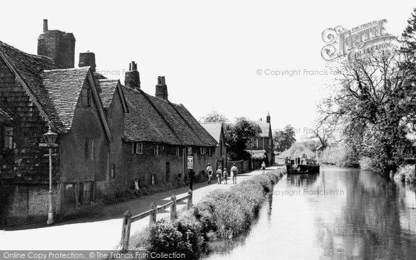 Photo of Newbury, the Weavers' Cottages and the Canal c1955
