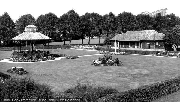 Photo of Newbury, Victoria Park c.1965