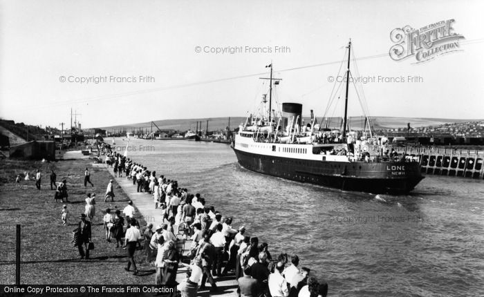 Photo of Newhaven, Londres Arriving c.1965