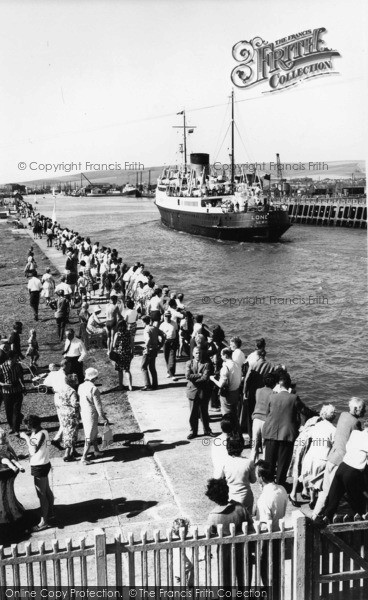 Photo of Newhaven, Londres Arriving c.1965