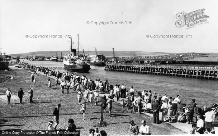 Photo of Newhaven, Londres Arriving c.1965