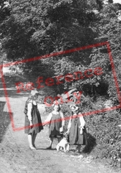 Girls At Newlyn Coombe 1908, Newlyn