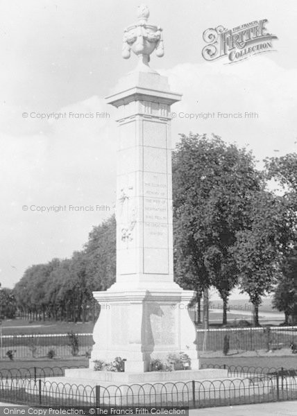Photo of Newmarket, War Memorial 1922