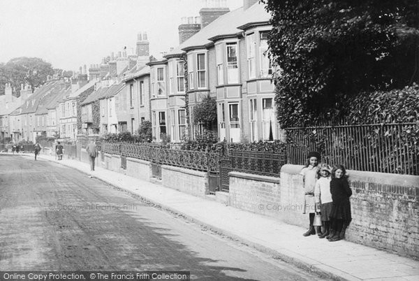 Photo of Newport, Girls In Castle Road 1913