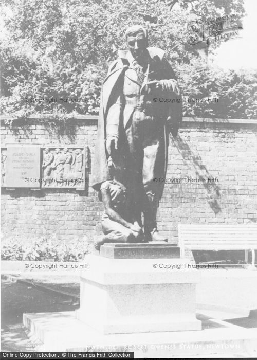 Photo of Newtown, Robert Owen's Statue c.1960