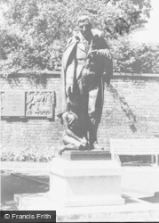 Robert Owen's Statue c.1960, Newtown