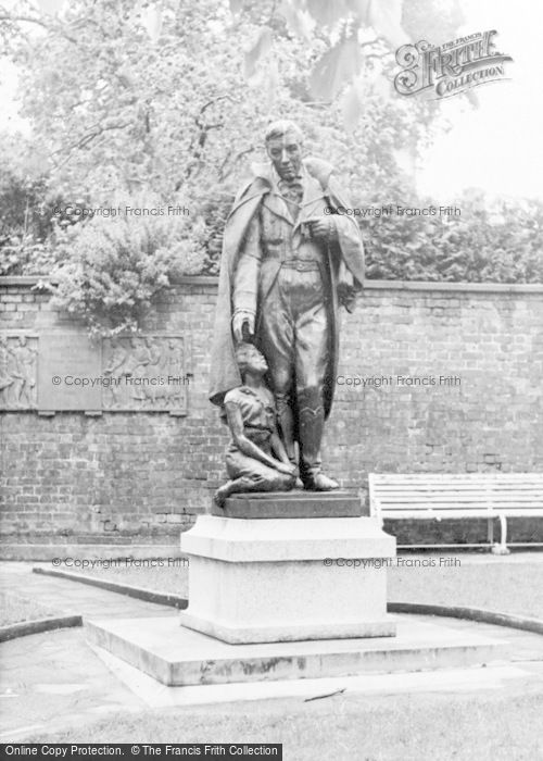 Photo of Newtown, Robert Owen Statue c.1955