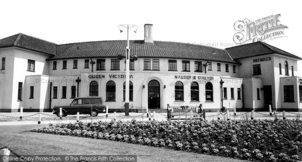 Photo of North Cheam, The Queen Victoria c.1960