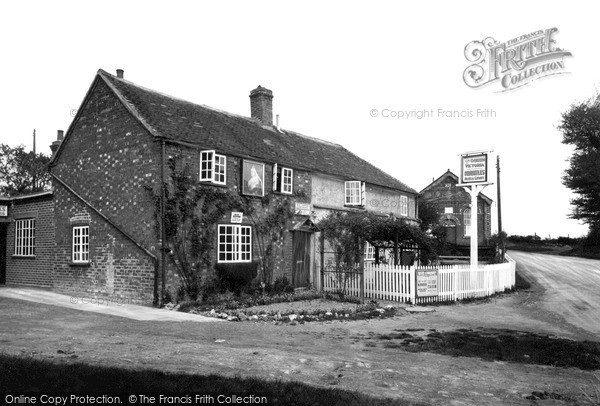 Photo of North Moreton, The Queen Victoria c.1950