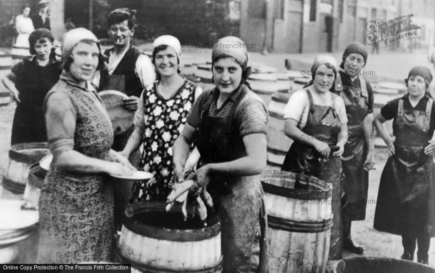 North Shields, Scots Fisher Girls Salting Herring c1930