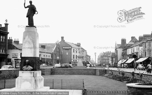 Photo of Northampton, Abington Street And The Mobbs Memorial c.1955