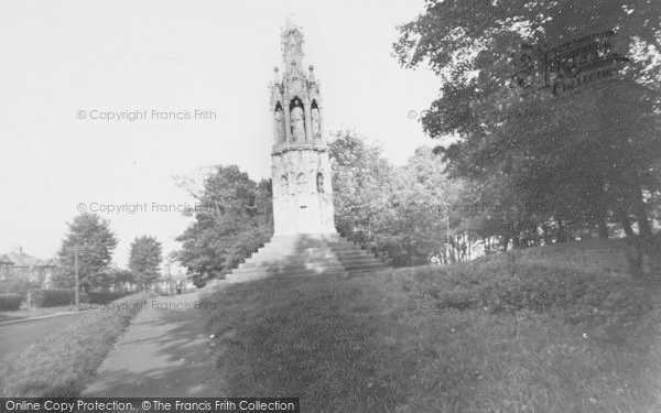 Photo of Northampton, Queen Eleanors Cross c.1960