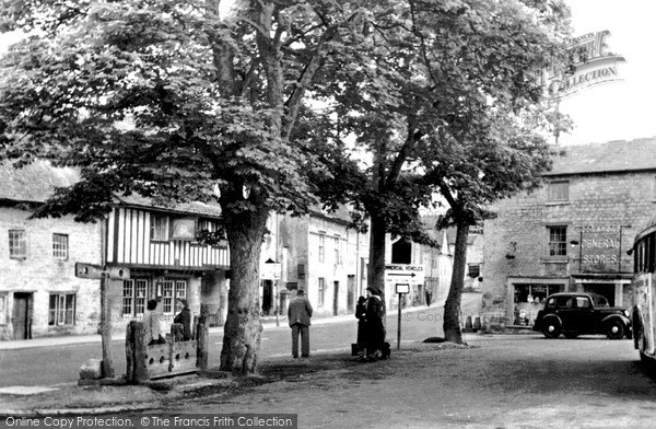 Photo of Northleach, Market Square c.1950