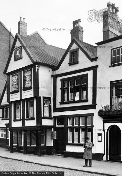 Photo of Nottingham, Gentleman At The Flying Horse Hotel 1920