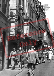 Pedestrians On Bridlesmith Gate c.1950, Nottingham