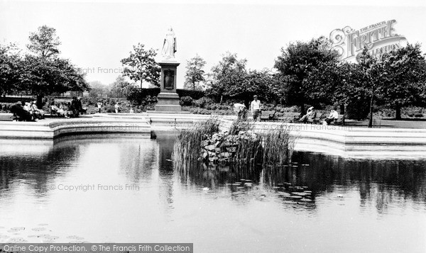 Photo of Nottingham, Queen Victoria Statue c.1955