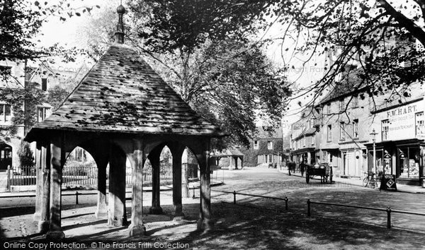Photo of Oakham, The Old Pump And Buttercross 1927