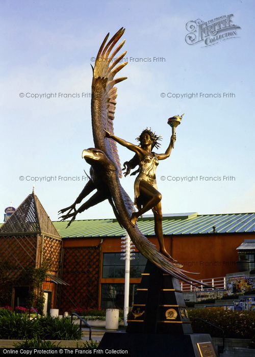 Photo of Oakland, Statue 2002