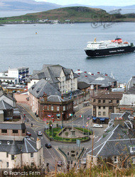 Ferry Approaches Argyll Square 2005, Oban