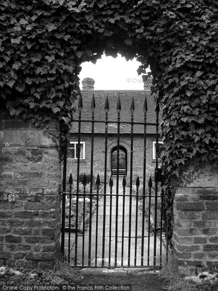 Photo of Odiham, Almshouse Gateway 2004