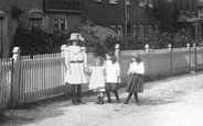 Girls On Colt Hill 1911, Odiham