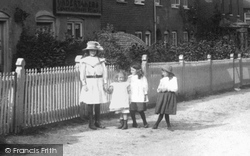 Girls On Colt Hill 1911, Odiham