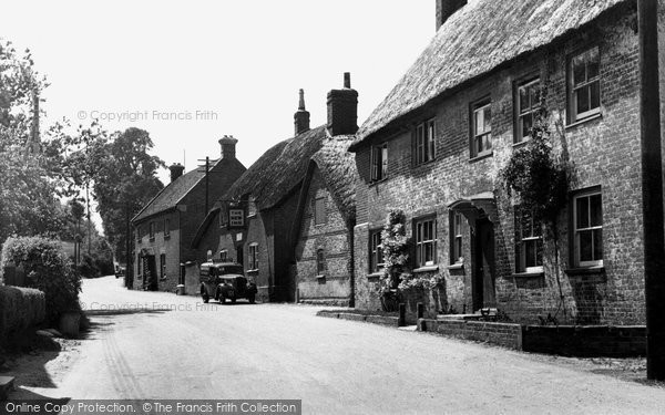 Photo of Okeford Fitzpaine, High Street c.1960
