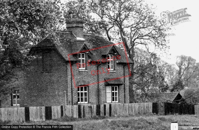 Photo of Old Windsor, Cottage At The Lock c.1955